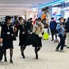日本东京成田国际机场，人们戴着口罩。
