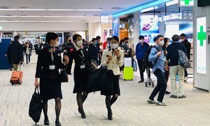 Personas con tapabocas para protegerse del coronavirus en en el aeropuerto Narita, de Tokio, Japón-