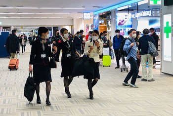 Personas con tapabocas para protegerse del coronavirus en en el aeropuerto Narita, de Tokio, Japón-
