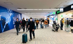 Pessoas usam máscaras no Narita International Airport, em Tóquio, Japão.