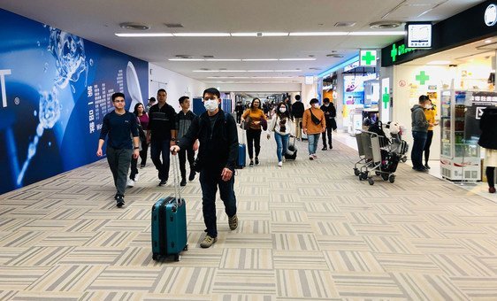 Pessoas usam máscaras no Narita International Airport, em Tóquio, Japão.