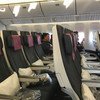 从卡塔尔多哈飞往纽约市的航班，几乎所有的座位都是空的。