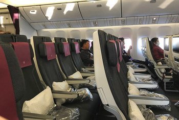 从卡塔尔多哈飞往纽约市的航班，几乎所有的座位都是空的。