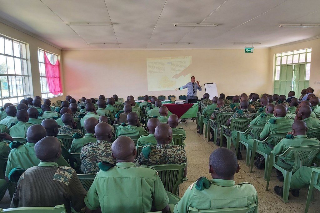 Au Kenya, des membres du National Youth Service reçoivent une formation sur la lutte contre les criquets pèlerins. Ils seront déployés sur le terrain pour accroître le contrôle au sol des ravageurs migrateurs.