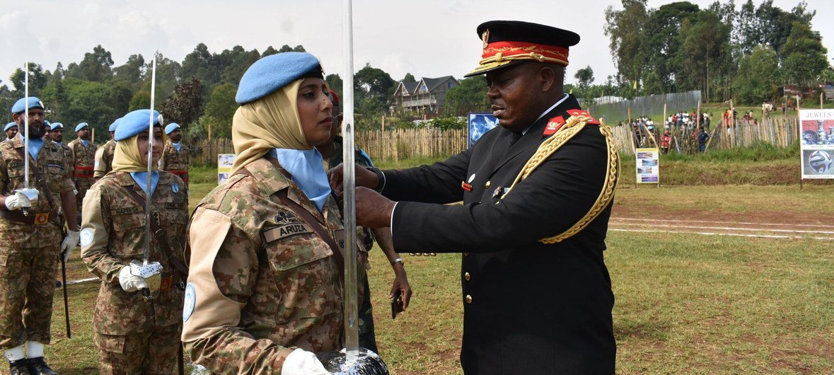 جنديات باكستانيات من حفظة السلام يتلقين ميداليات الأمم المتحدة للعمل في بعثة الأمم المتحدة لحفظ السلام في جمهورية الكونغو الديمقراطية (MONUSCO).