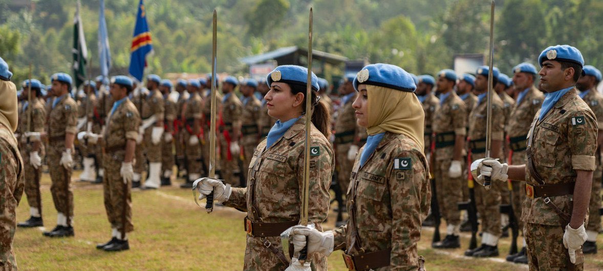 جنديات من حفظة السلام يتلقين ميداليات الأمم المتحدة للعمل في بعثة الأمم المتحدة لحفظ السلام في جمهورية الكونغو الديمقراطية (MONUSCO).
