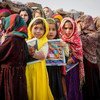 Des enfants réfugiés afghans devant une école à Islamabad, au Pakistan, où vivent environ 3 000 réfugiés afghans.