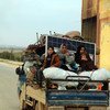 在叙利亚南部农村的伊德利卜省，妇女和儿童坐在卡车的后面，一家人逃离家园，以躲避不断升级的冲突。
