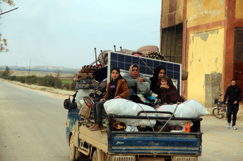 在叙利亚南部农村的伊德利卜省，妇女和儿童坐在卡车的后面，一家人逃离家园，以躲避不断升级的冲突。