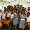 Ocho estudiantes de una escuela de Fiji.