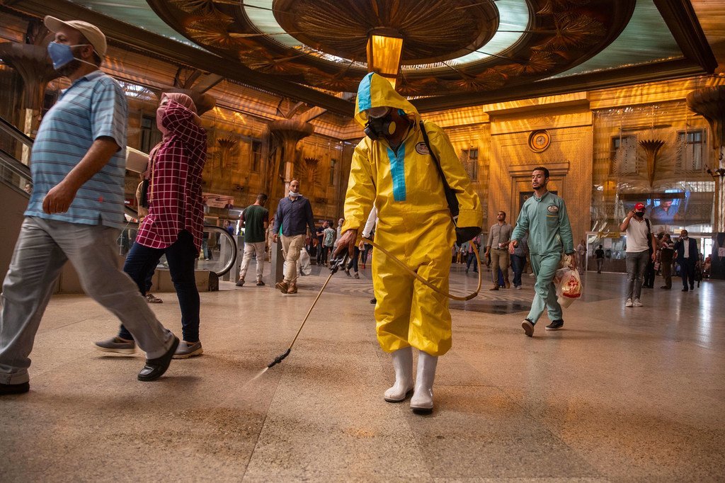 埃及开罗的一个火车站内每天都进行消毒。