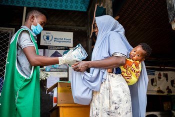联合国世界粮食计划署在新冠疫情期间向索马里百姓提供食品。