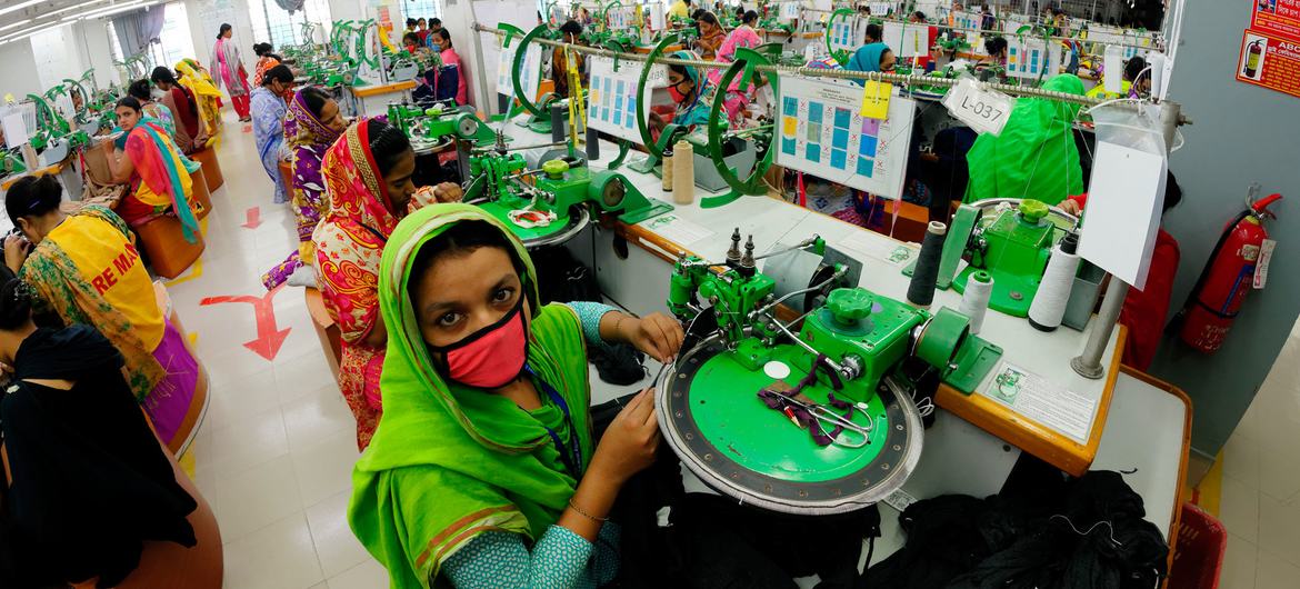 बांग्लादेश की एक परिधान फ़ैक्ट्री में कामगार.