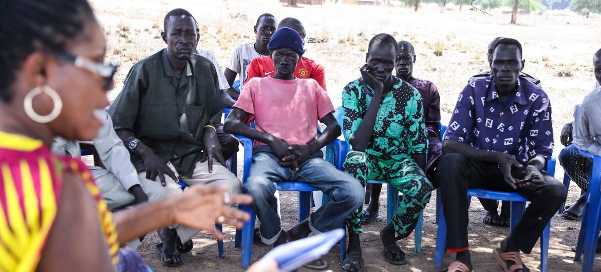 Un officier de la MINUSS discute de la rareté de l'eau avec les agriculteurs afin d'aider à prévenir les conflits entre eux et la communauté agricole à Kworijik, au Sud-Soudan.
