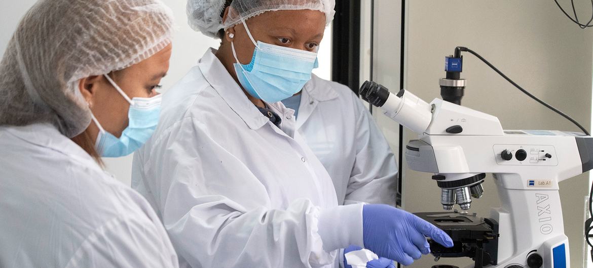 女性技术人员在南非的信使核糖核酸疫苗技术转移中心工作。