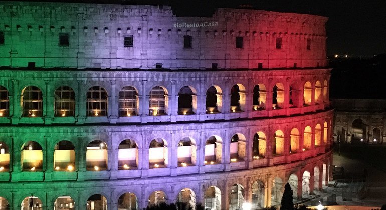 Un mensaje pidiéndole a las personas que se queden en casa es proyectada en el Coliseo Romano.