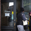 纽约州继续在与冠状病毒作斗争。纽约州的餐馆和咖啡店只开放供外卖或送货。