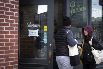 纽约州继续在与冠状病毒作斗争。纽约州的餐馆和咖啡店只开放供外卖或送货。