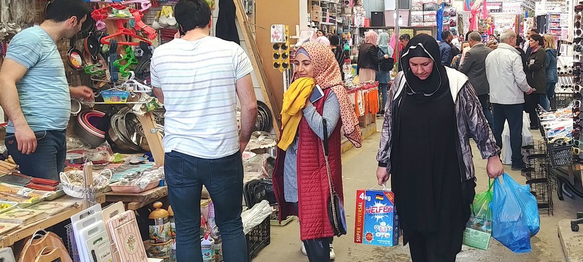人们在阿塞拜疆的塞德雷克市场购物。