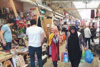 人们在阿塞拜疆的塞德雷克市场购物。