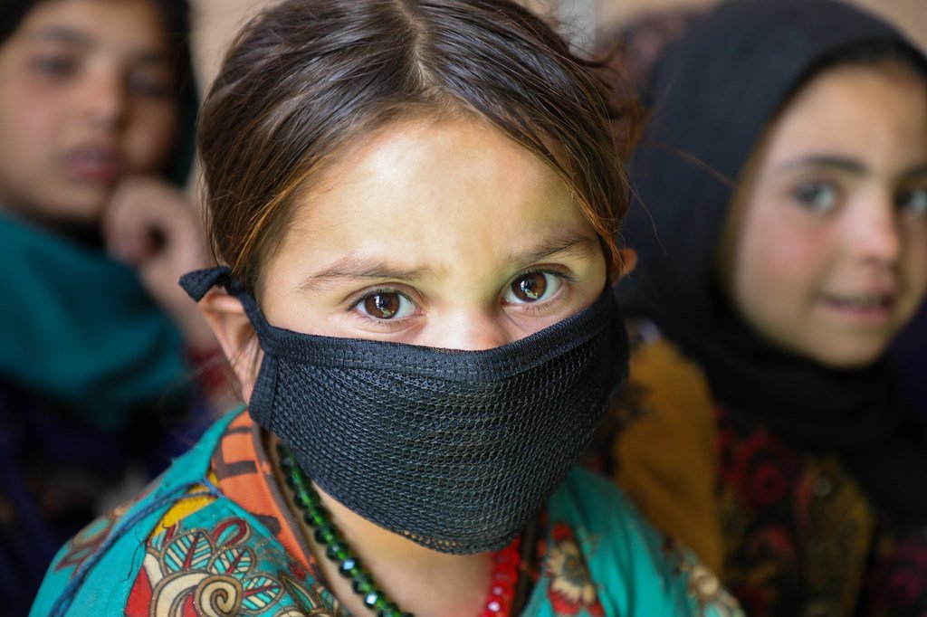 阿富汗赫拉特省一个境内流离失所者营地的社区教育中心里的一名五岁儿童。
