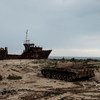 利比亚西部祖瓦拉的海岸边散落着生锈的船舶和废弃的装甲车。