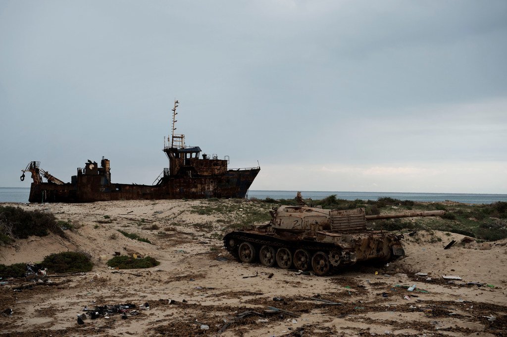 La carcasse rouillée d'un navire et d'un véhicule blindé détruit sur la plage de Zuwarah, dans l'ouest de la Libye. (photo d'archive)
