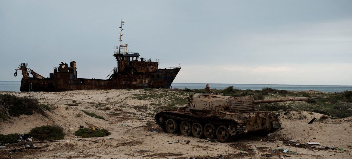 पश्चिमी लीबिया के ज़ुवाराह तट पर एक जहाज़ और क्षतिग्रस्त बख़्तरबन्द वाहन. 