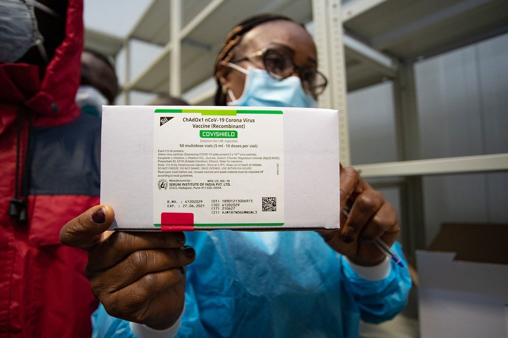 Des doses du vaccin d'AstraZeneca contre la Covid-19 livrées à un entrepôt à Kinshasa, en République démocratique du Congo.