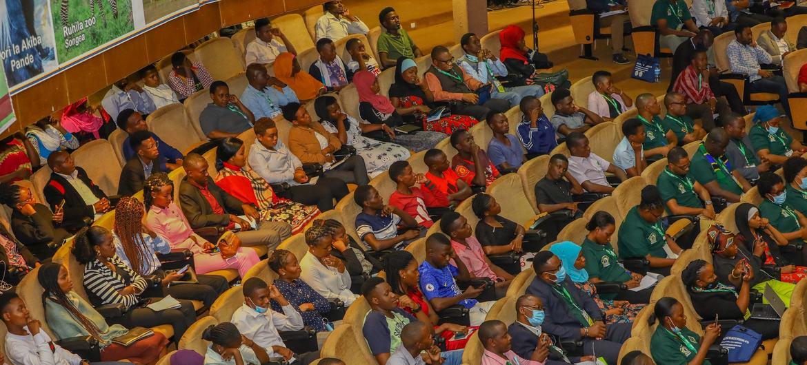 Hadhira ya wanaume na wanawake imeketi katika ukumbi mkubwa wakati wa mkutano kuhusu Kiswahili.
