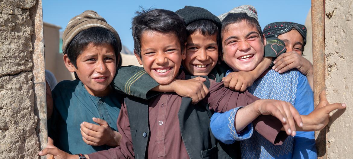 أطفال نازحون أفغان في منطقة لويا والا في أفغانستان.