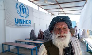 阿富汗，一名国内流离失所者在等待接受联合国难民署的经济援助。