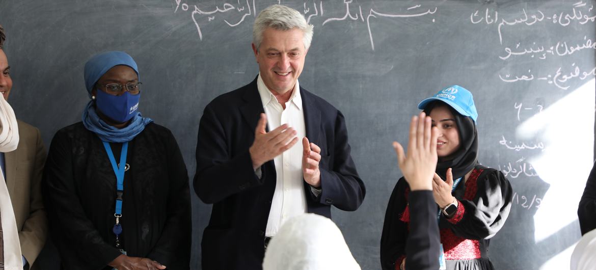 Le chef du HCR, Filippo Grandi visite une école de filles dans la région de Jalalabad, en Afghanistan.