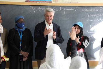مفوض اللاجئين يزور مدرسة ثانوية للبنات في جلال أباد، أفغانستان.