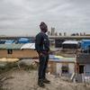 Un jeune migrant du Darfour attend de rejoindre l'Angleterre depuis Calais, en France.