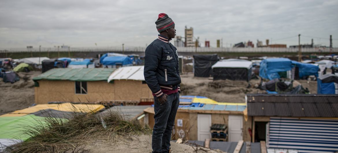 Un joven originario de Darfur espera para cruzar a Inglaterra en Calais, Francia