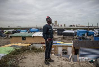 مهاجر شاب من دارفور ينتظر وصوله إلى إنجلترا من كاليه بفرنسا.