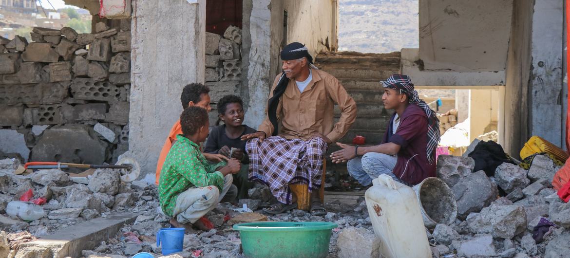 أسرة نازحة داخليا في موقع للنازحين في محافظة الضالع، باليمن.