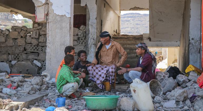 也门达利阿省境内流离失所者营地的境内流离失所家庭。
