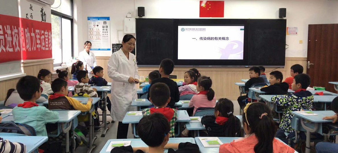 王志红护士长去到学校进行公益健康讲座。