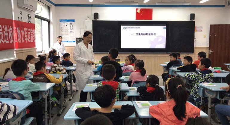 王志红护士长去到学校进行公益健康讲座。