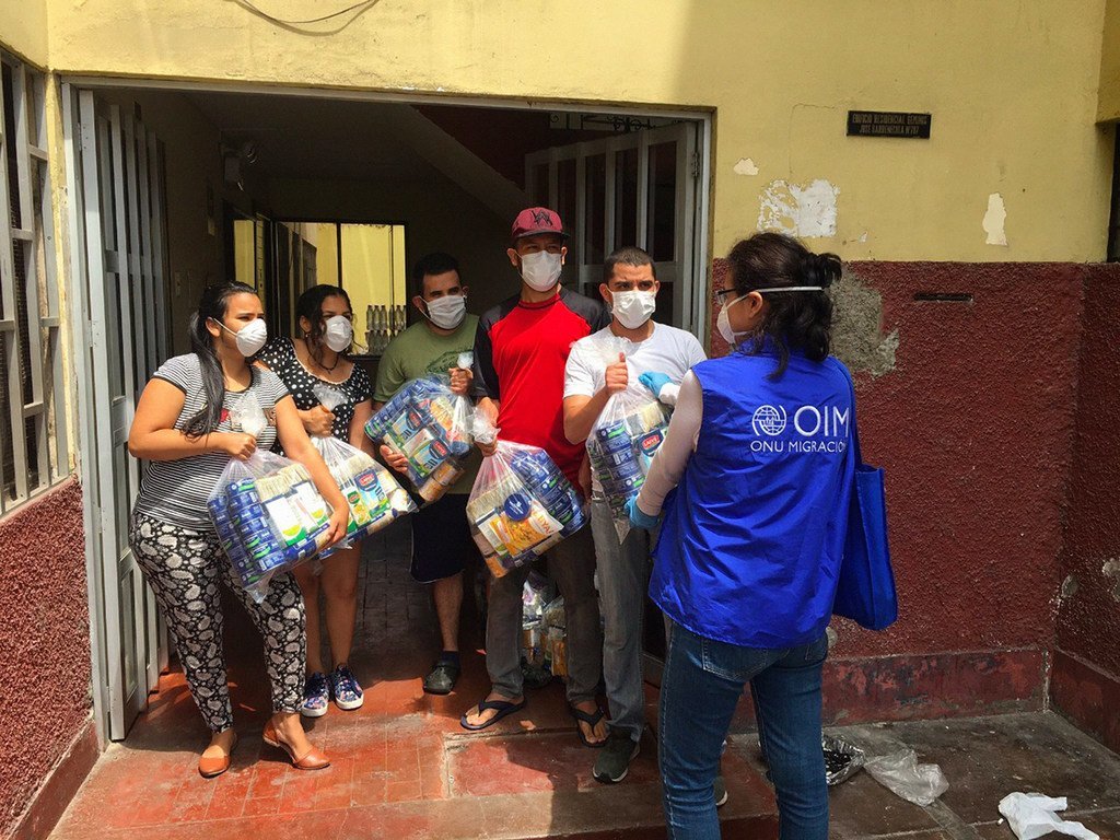 Las agencias de la ONU distribuyen ayuda proporcionada por el sector privado entre familias venezolanas que viven en Perú.
