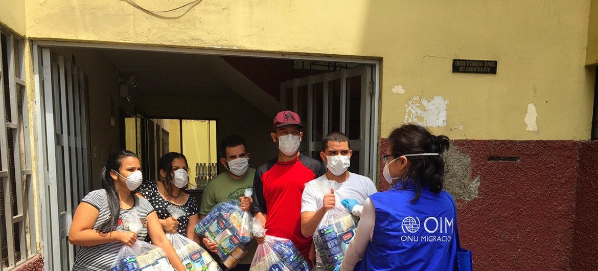 Las agencias de la ONU distribuyen ayuda proporcionada por el sector privado entre familias venezolanas que viven en Perú.