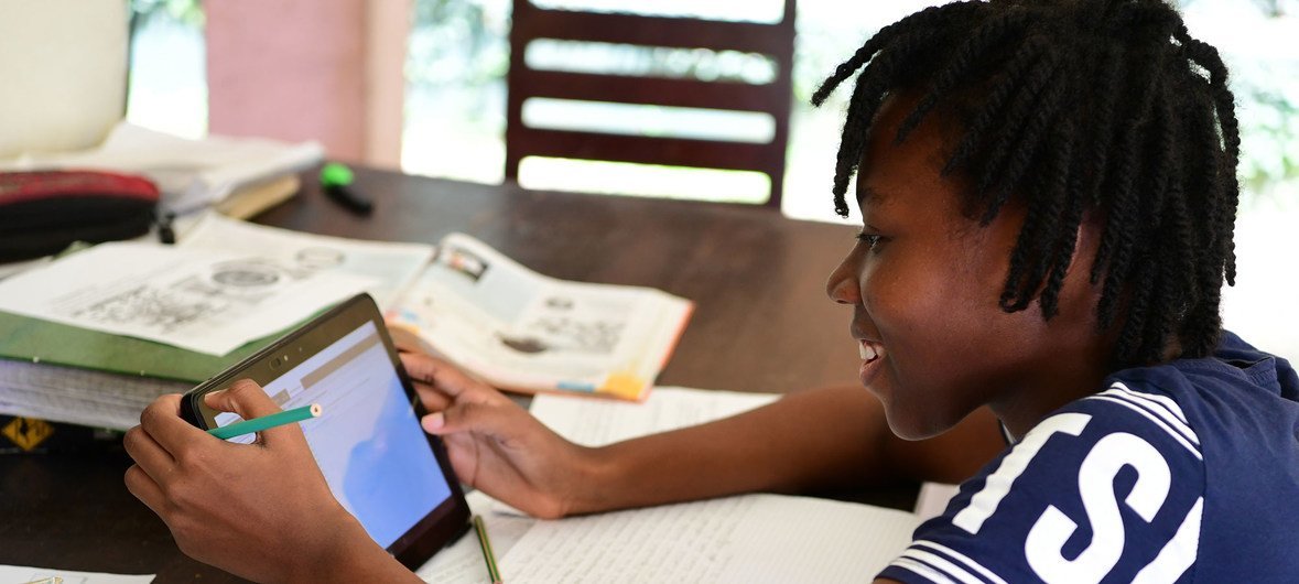 Una niña estudiando en línea en su casa de Abiyán, en Costa de Marfil.