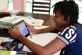 Une jeune fille étudie en ligne chez elle à Abidjan, en Côte d'Ivoire.