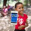 Una niña de Timor-Leste muestra la plataforma en línea que utilizará para estudiar mientras su escuela está cerrada debido a la pandemia de coronavirus.