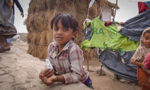 Menino em campo para deslocados internos em Aden