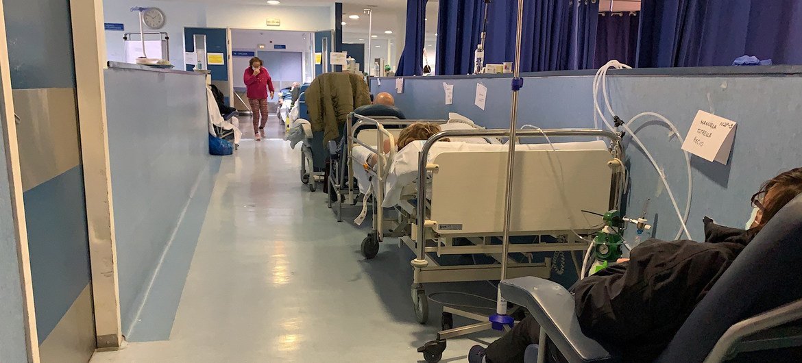 Pacientes con COVID-19 reposan en sillas en los pasillos del hospital Severo Ochoa en Madrid.