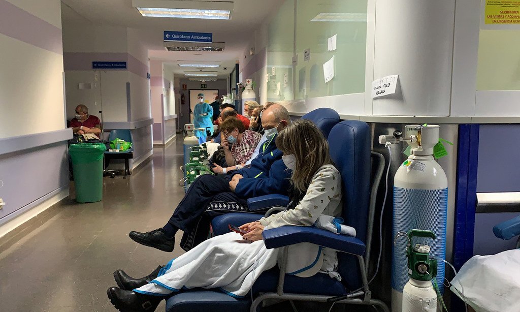 在西班牙马德里的西弗罗奥乔阿医院，病人们在走廊里等待。