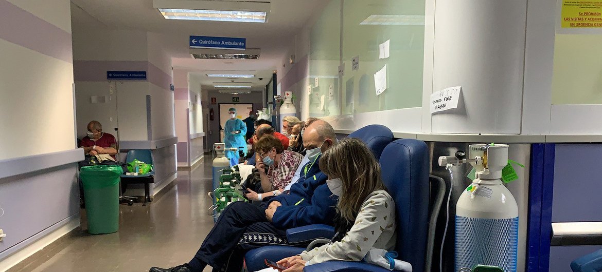 Pacientes con COVID-19 en sillas colocadas en los pasillos del hospital Severo Ochoa, en Madrid.
